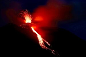 Éruption Etna au coucher du soleil à 2830m d’altitude